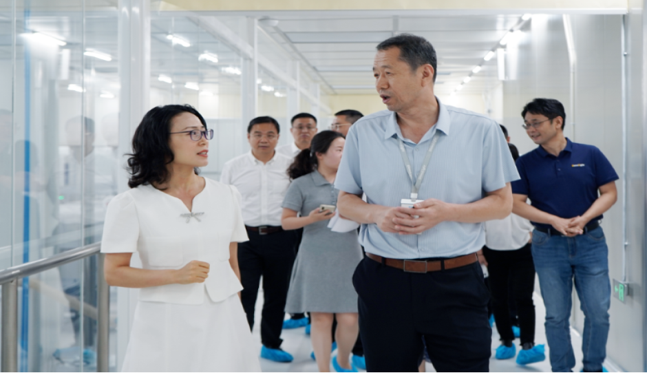 江苏省科技厅副厅长蔡英凤一行调研极电光能